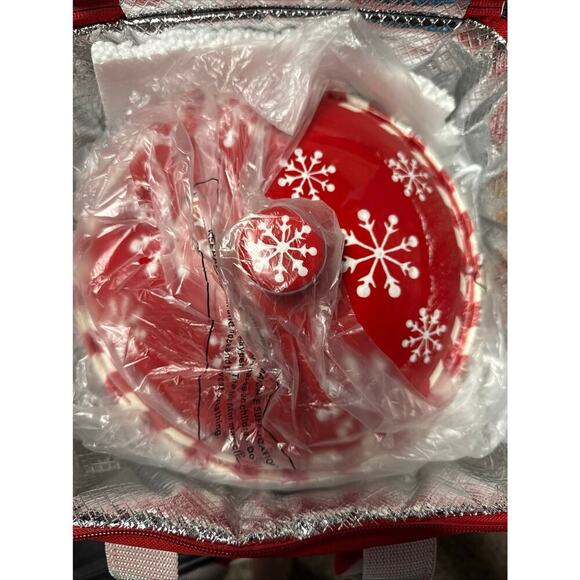 NEW Temp-Tations by Tara Snowflake 2 Qt. Casserole Dish and Insulated Carry Bag - Picture 6 of 10